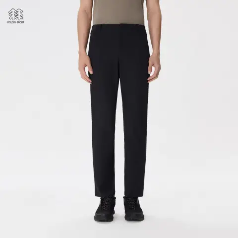 顶尖现货 可隆商务男士全天候战裤,防泼水速干透气软壳裤EDO全日户外机能系列,原单代工厂大货剩余,防泼水速干轻薄面料软壳长裤,版型挺阔有型由于大货剩余价格优势 推荐尺码均宽松,商务软壳防泼水夏季速干长裤,版型挺阔有型建议卡码拍大. 在快节奏的商务差旅与都市户外探索中,一条能跨越机场会议、户外通勤、雨季突袭的多功能长裤,是现代男士高效生活的刚需.EDO商务软壳裤以「机能美学」为核心,将户外防护科技融入商务剪裁设计,打造商务精英"一裤穿全天"的全场景解决方案. 核心功能亮点 无惧雨季的防泼水黑科技 大身采用双层编织锦纶面料,表面经特氟龙涂层处理,形成致密防泼水屏障.咖啡泼溅、雨水侵袭时,水滴迅速滚落不留痕,应对航站楼转机、城市短途通勤中的突发天气游刃有余.内层织物仍保持透气特性,避免传统防水面料的闷热感. 37°C高温下的「会呼吸」系统 91%高密度锦纶+9%氨纶的黄金配比,赋予面料四维立体导湿结构.微孔纤维加速汗水蒸发,实测速干效率较普通面料提升60%,配合立体剪裁的膝部立体褶裥与裆部三角加固,大幅提升剧烈运动时的空气流通量,告别黏腻尴尬. 商务剪裁的隐形铠甲 打破户外裤臃肿刻板印象,采用微锥形立体剪裁.腰部至裤脚呈现3°渐进收窄线条,搭配隐藏式弹性腰头,既兼容正装皮带又确保久坐不勒腹.后腰暗藏支撑性腰襻,坐下时自动延展2.5cm,时刻维持笔挺商务轮廓. 战术级收纳的精致表达 全裤配置4处隐蔽拉链口袋:前侧斜插袋内置防盗RFID屏蔽层,重要证件防扫描丢失;大腿侧袋创新采用磁吸+拉链双保险设计,7英寸大容量暗仓可横置手机、护照;后袋融入立体风琴褶扩容结构,放下300ml折叠伞仍保持裤型流畅. 细节成就专业 • 膝部3D立体剪裁:预留10%活动余量,商务洽谈时自然垂顺,疾走赶机时灵活无束缚 • YKK防水拉链系统:所有口袋拉链齿经防虹吸处理,暴雨环境依旧干爽 • 激光切割裤袢:去除非必要缝线,减少大腿内侧摩擦系数 颜色:黑色 :裤长101腰围80臀围101 L:裤长102腰围84臀围105 XL:裤长103腰围88臀围109 XXL:裤长104腰围92臀围113 3XL: 裤长106腰围98臀围118 推荐 适合100-130斤 L适合130-150斤 XL适合150-170斤 XXL适合170-190斤 3XL适合190-210斤